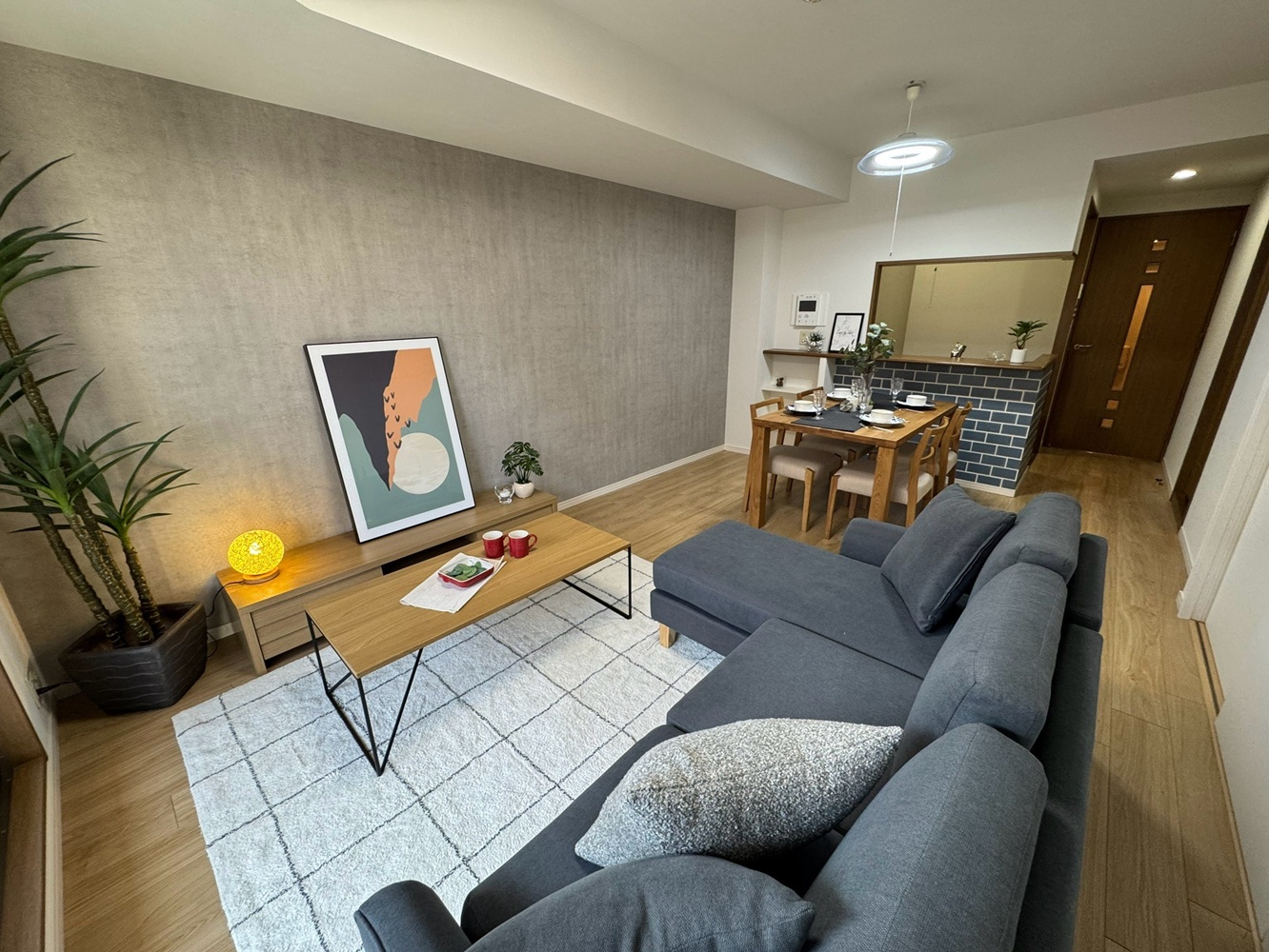 グレー×木目の温かみのあるリノベーション 画像